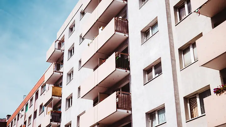 Fachada de prédio residencial com varandas, vista de baixo