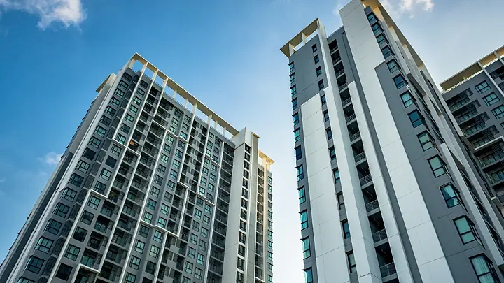 Torres residenciais altas de São Paulo vistas de baixo