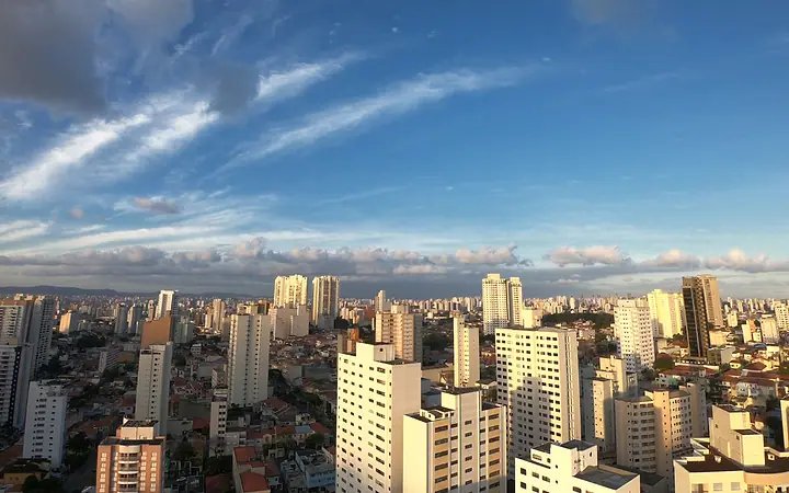 Vista de prédios residenciais de São Paulo sob o céu azul
